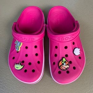 CROCKS women’s size 8, man’s 6